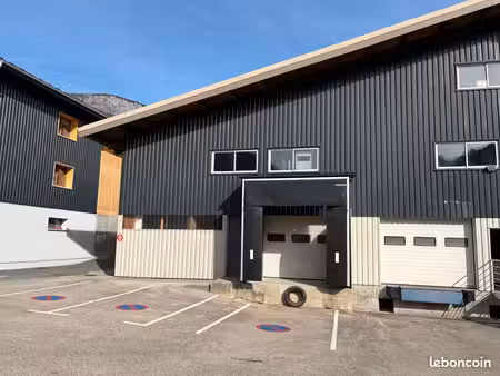location entrepôt atelier quai 131m2