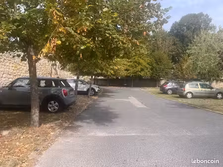 place de parking sécurisée – senlis centre – résidence des carmes