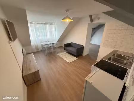 a louer : ?appartement 47 72 m2 au sol mansardée meublé dans une belle résidence situé au 