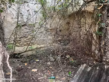 beau potentiel de construction au cœur du bourg – démolition urgente à prévoir
