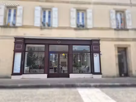 navarrenx - coeur de ville - a vendre murs local commercial a vendre - 52m2 - belle vitrin