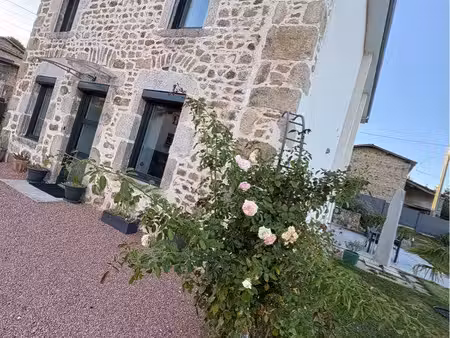 maison en pierre avec dépendances