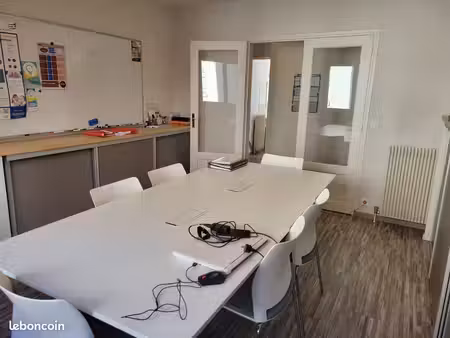 local en rez-de- chaussée 3 pièces 62m²