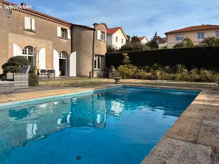 maison de 365 m2 avec jardin et piscine