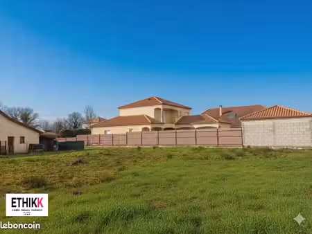 terrain 700 m² artix