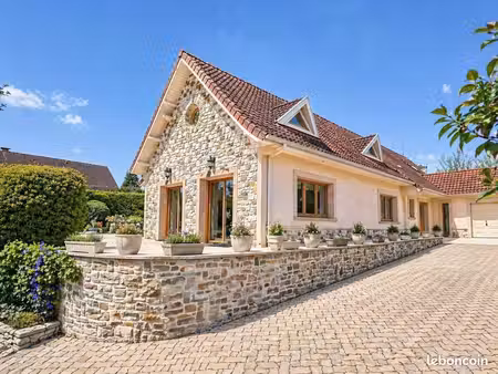 maison 8 pièces 225 m²