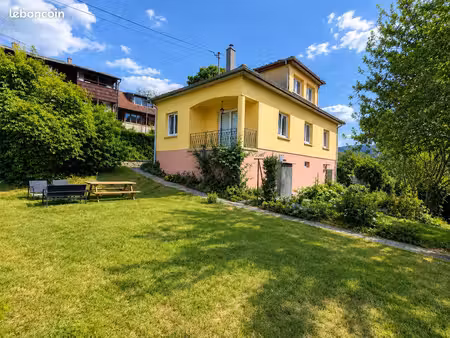 maison familiale avec grand terrain  garage et sous-sol complet
