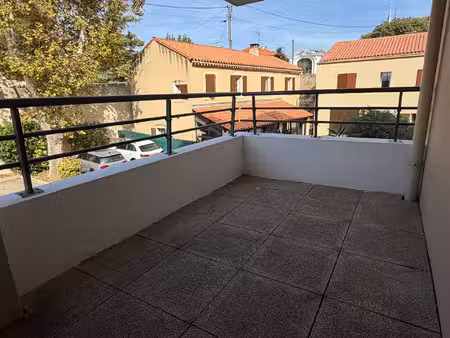 t2 33 m² avec terrasse et stationnement - marseille 12 ème