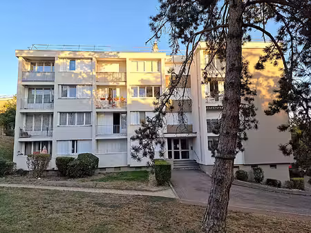 f1 de 33 m² avec parking privatif et grande cave
