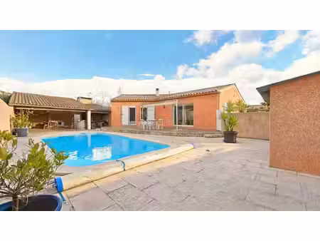 villa de plain-pied avec piscine et grand garage aménageable