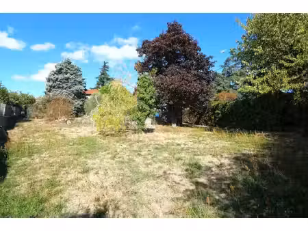 terrain constructible de 705 m2