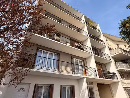 à vendre ? 3 pièces de 77 m² avec balcon  box et cave