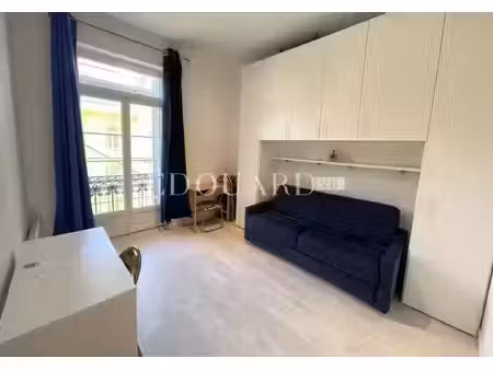 en exclusivité studio avec échappée mer  dans magnifique immeuble bourgeois en plein centr