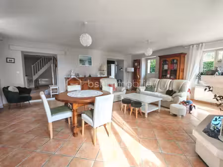 maison familiale parfaitement entretenue avec jardin et au calme