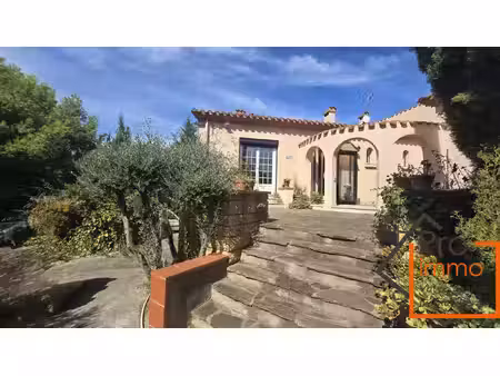 villa à rénover avec un grand garage