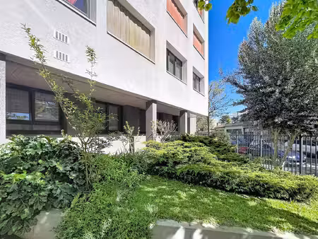 appartement t3 de 52 m2 avec cave a quelques minutes du rer laplace