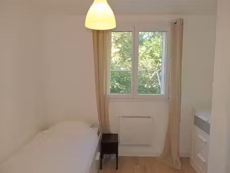 la tronche  proche c.h.u - chambre meublée de 8 m² (colocation)