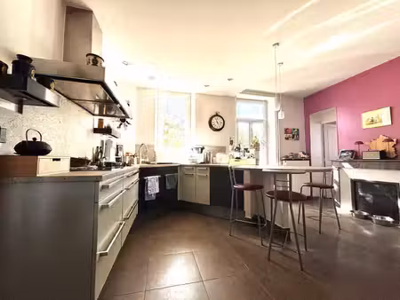 grande propriété  8 chambres  jardin  stationnement 4 véhicules.