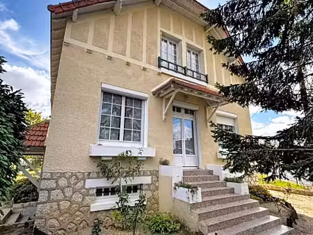 grande maison lumineuse avec jardin et véranda