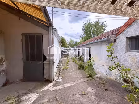 maison de ville à rénover avec cour et dépendances