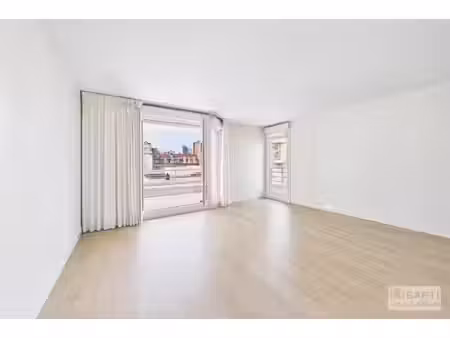 bécon. 4 pièces moderne avec 3 balcons  1 cave et 1 parking (2ème en sus).