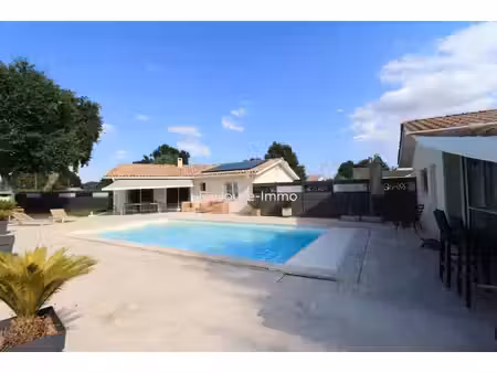 maison d'habitation de plain pied de 105 m² avec piscine et grande dépendance