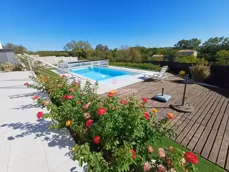 sur 840 m² de terrain avec piscine couverte   superbe villa f4 climatisée avec garage