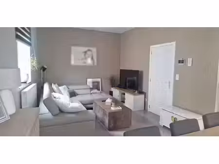 maison à louer à leuze pour € 825 avec 2 chambres à coucher