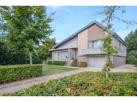 gerenoveerde 70's villa met 5 slk en 2 bdk op 2000 m2