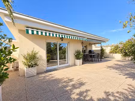 nîmes  centre  avenue jean jaurès  appartement 126m2  5ème & dernier  ascenseur  3 chs  te