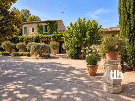 exclusivité : magnifique mas avec piscine et dependances