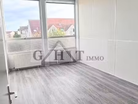 bureau de 208 m² a la location au plessis-belleville ;