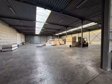 merksem: magazijn met 4 laadkades en 3 sectionaalpoorten