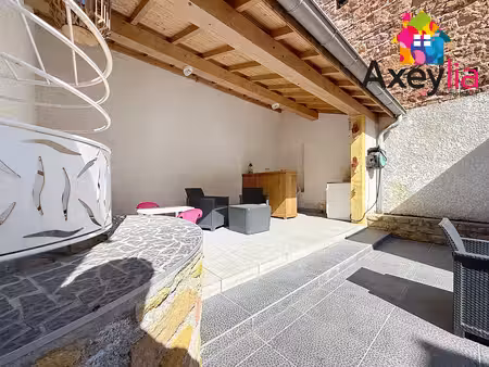 a vendre - roanne centre - maison de ville rénovée avec grande cour  terrasse couverte et 