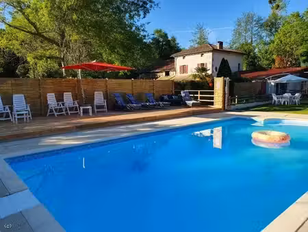 moulin offrant une grande maison familiale avec potentiel pour gîte  camping ou restaurant