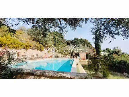 proche d'arles  et de nîmes  magnifique villa sur la collin
