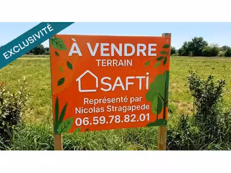 terrain constructible borné env 700m2