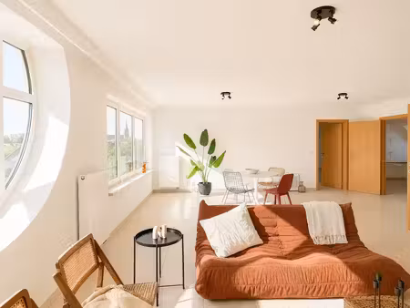 instapklaar en zonnig twee slaapkamer appartement in het centrum van eke