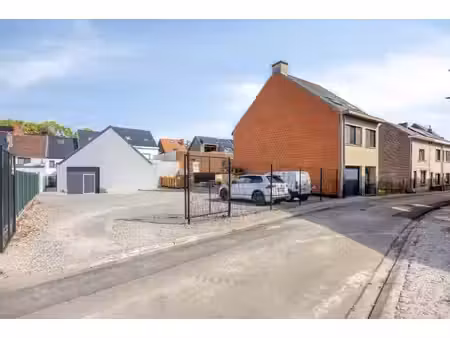 vernieuwde loods en vergunde bouwgrond voor halfopen bebouwing te lembeek