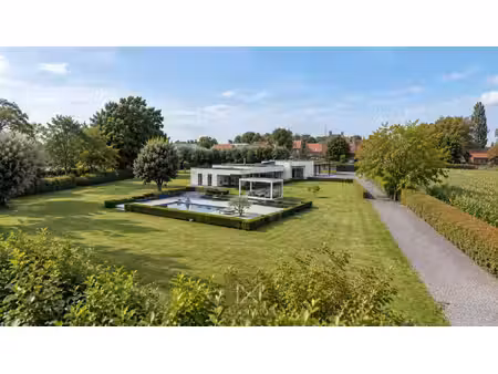 luxevilla op 2 hectare met zwembad  loods en zicht op de kemmelberg