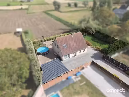op een perceel van 1.023 m² bevindt zich deze ruime villa met vier slaapkamers  rustig gel