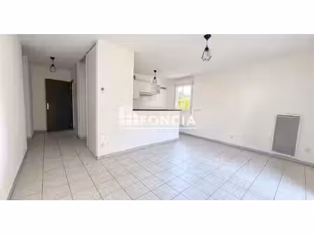 appartement t3 avec balcon  2 parking et cave dans résidence avec piscine