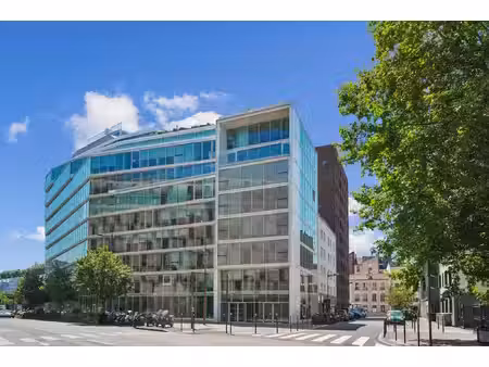 location local professionnel 8 136m²