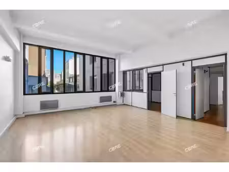 location local professionnel 212m²