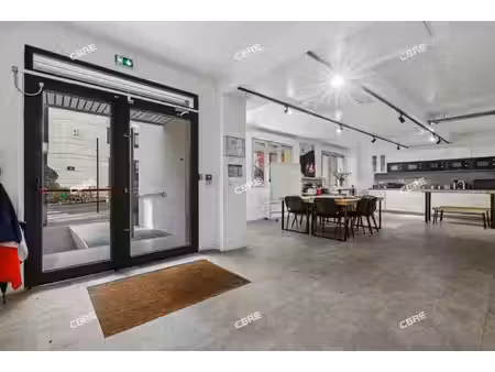 location local professionnel 585m²