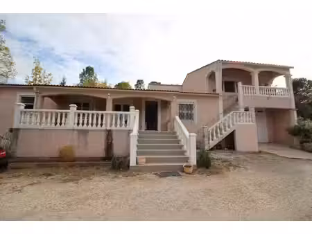 maison de 210 m2. terrain de 860 m2.
