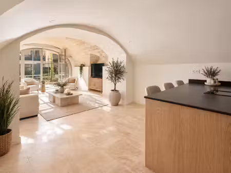uzès. appartement de caractère avec terrasses et jardinet. piscine dans la résidence