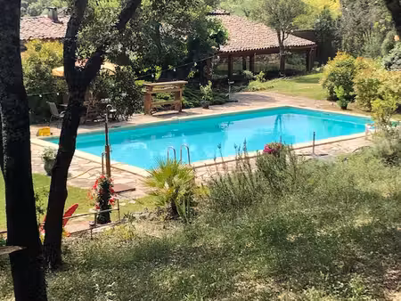 mas 750 m2. terrain 7 hectares.