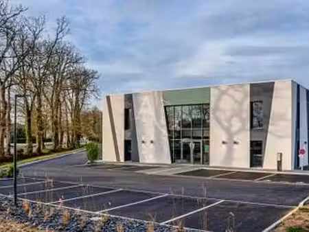 vente bureaux et commerces à challans (85300) : à vendre / 469m² challans
