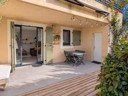 appartement t2 avec terrasse et jardinet   parking  piscine